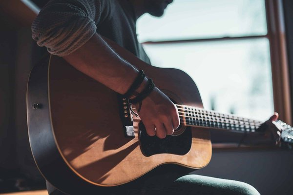 Quelle est l'histoire de l'évolution de la guitare classique espagnole et son impact sur les genres musicaux contemporains ?